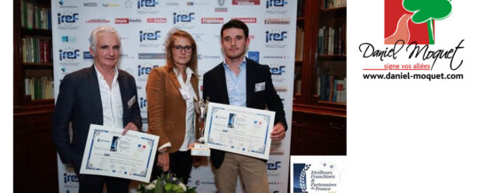 Camille Moquet reçoit le trophée d’argent des femmes de l’économie a l’international.